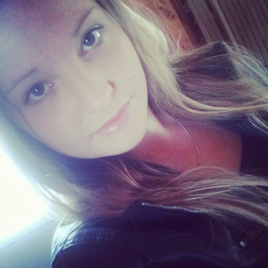 Hei! Olen 16- vuotias tyttö suomesta. Fanitan Cheekkiä, One directionia ja Johanna Kurkelaa:3 Seuraa minua, minä seuraan takaisin:) Follow me, I follow back!