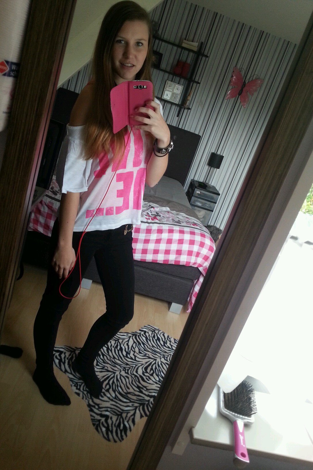 live every moment , laugh every day and love much ♥♥