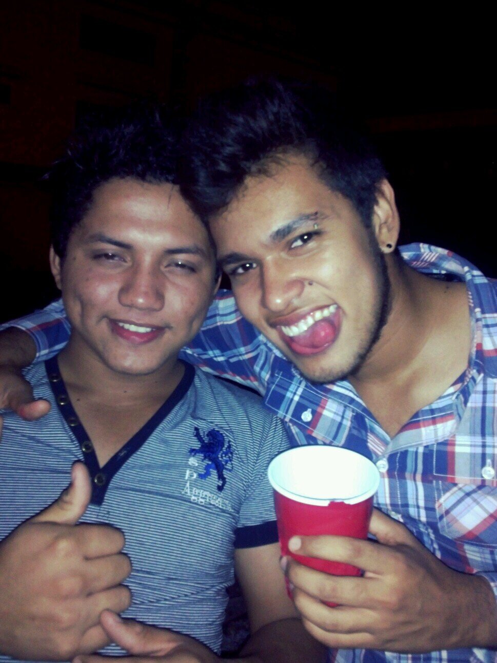 Me considero buena onda.. Me gusta salir a rolar, conocer nuevas personas, me gusta mucho bailar... Y tengo la voz chida jeje :3