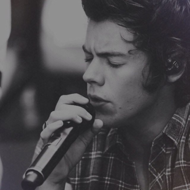 Follow @strawzarrypie thaaaankks. xx