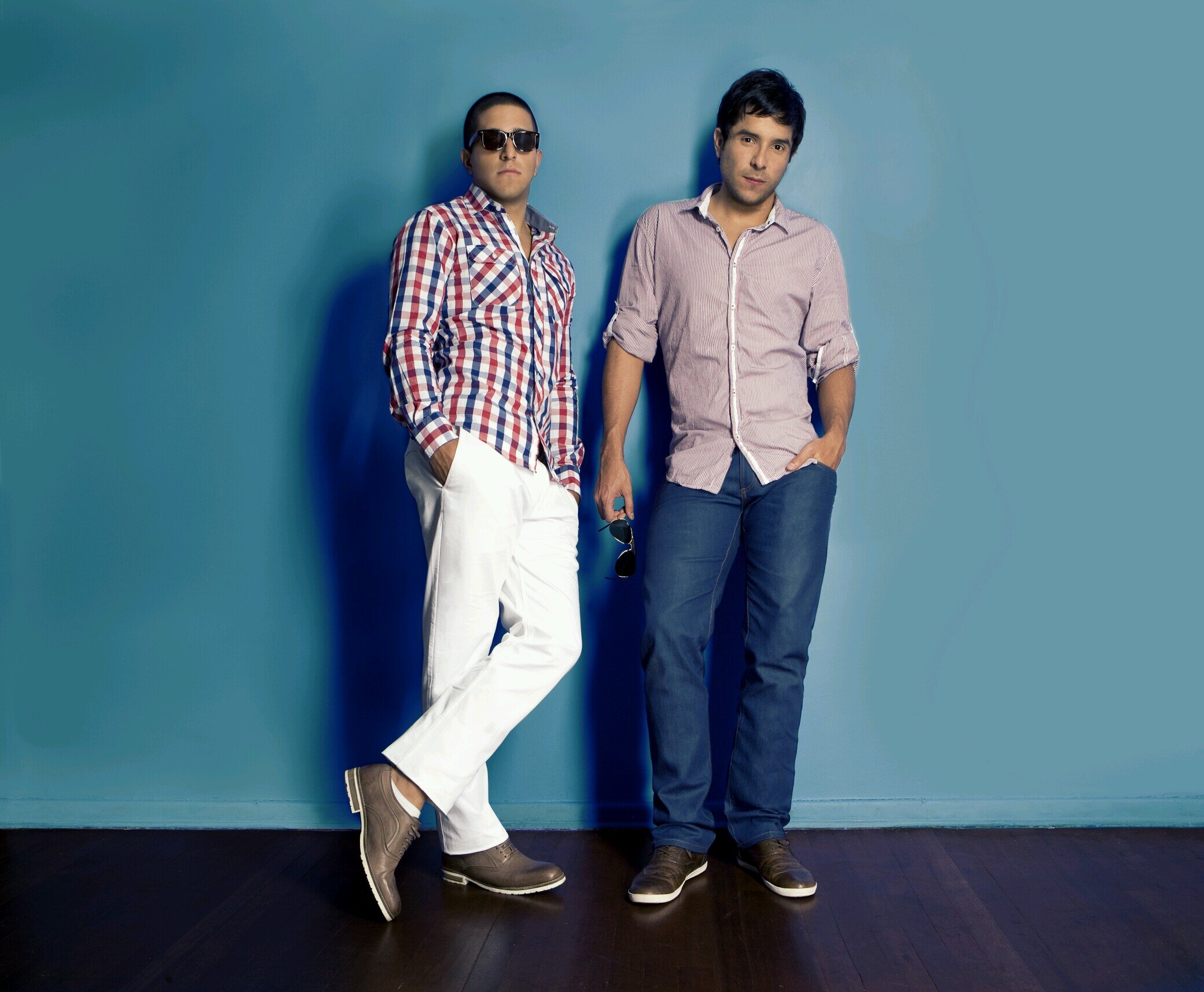 Toda la informacion sobre este duo colombiano compuesto por Cali (Alejandro) y Dandee (Mauricio).Cantantes,DJ's,productores.Su cuenta oficial es @Calidandee