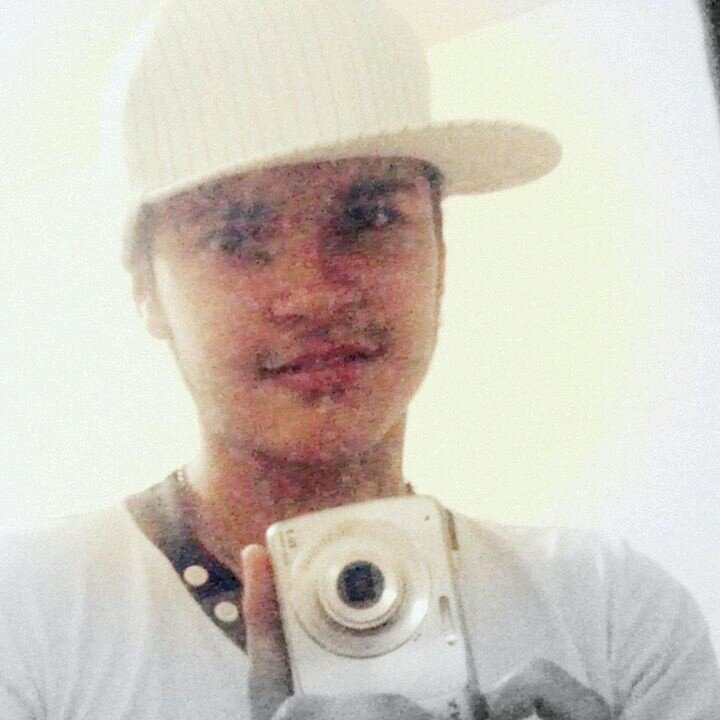 A felicidade é um caminho que sempre sigo, e um caminho que nunca saio porque não existe outro caminho melhor que o da felicidade.