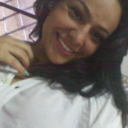 A meeniina quue ama, quue soofre, maais quue nuuncadeesiste do seeu conto defadas, e do seu príncipe!