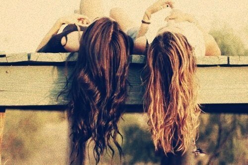 Dos chicas adolescentes que te van a abrir los ojos. Siguenos y te cambiaremos la vida.