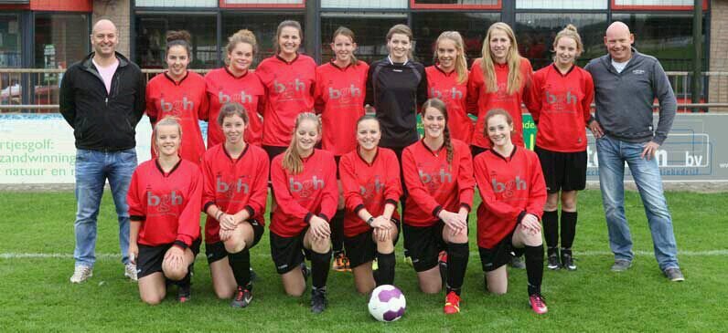 Roda'28 MA 2013/2014 Audrey,Tessa,Didi,Manon,Esmee,Loes,Annebel,Lizzy,Femke,Nanda,Hester,Jet,Ellis,Anouk,Liza trainer Marcel leider Geert