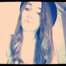Sou louca, de vez em quando falo coisas nada a ver, amo muito One Direction e amo também meus amigos s2 s2