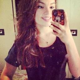 Ninguém é feliz por completo. Ou falta algo, ou falta alguém. ☮☼✌