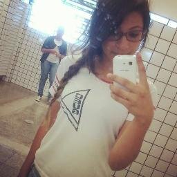 Tristeza combina com mesa, e mesa me lembra comida, e comida me lembra que estou com fome. Então ficamos tristes por que estamos com fome.