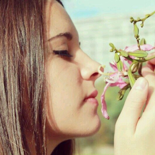 Dicen que yo no demuestro mis sentimientos, pero estoy llena de ellos. Sufro en silencio, amo con miradas y hablo por sonrisas