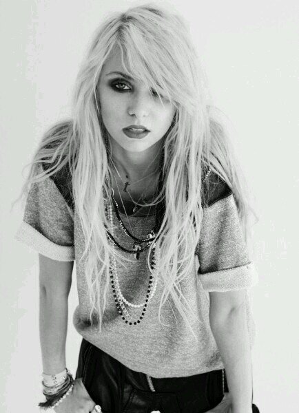 Taylor Momsen || 20 || bisex || Kik: momsenallgdr