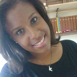 Contente,sensivél,♥ estar c/ meus amgs e dar risadas a toa,ñ sou d demonstrar + sou cheia d sentimentos,eu sofro em silencio,♥ c/ o olhar e falo por sorrisos!!
