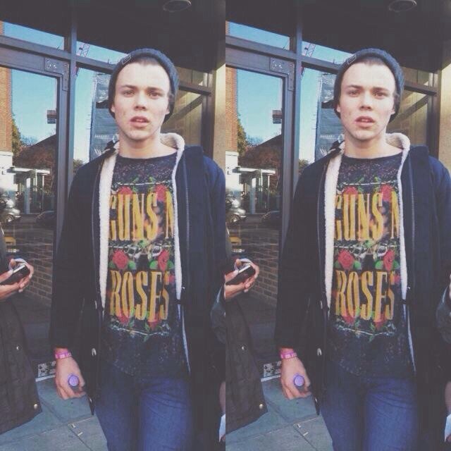✖You just got a free follow now go follow @caIumthood, dont follow on here please✖