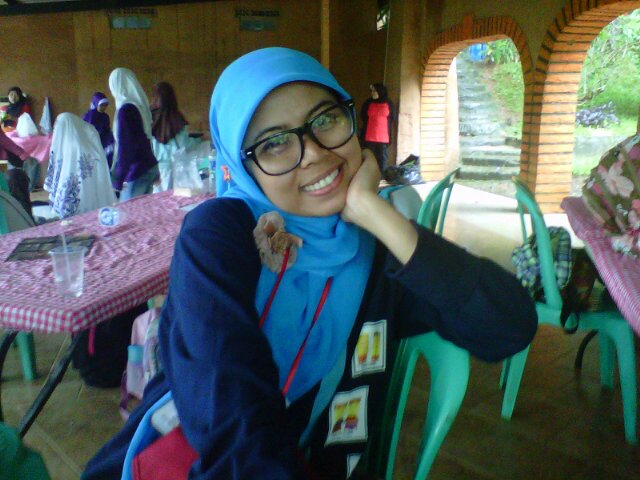 i love Allah,my life,my sister's and everyone whose loving me..(^▿^)
