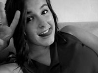 Ama a quien te ama y sonrie a quien te odia.