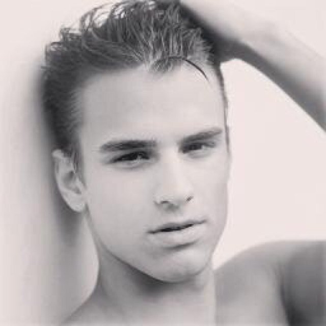 Modelo Ford Models; 19. Contato Profissional: Renangrassieventos@hotmail.com