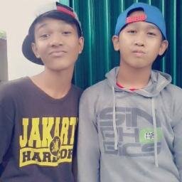 Berusaha Menjadi Orang Apa Adanya :) . Dan Di Sukai Oleh banyak Orang (y) , Itu PRINSIP Hidup Gue :) (y)