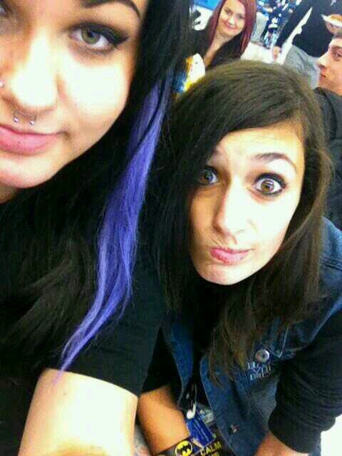 17~Single~VE,BVB,FIR,MIW,PTV,BOTDF,SWS,MCR, and etc.Loves Batman also loves the show adventure time. Loves drawing