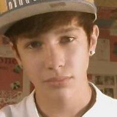 Hola soy BelieberBoy, DirectionerBoy, MahomieBoy HunterBoy y no me da vergüenza decirlo :D