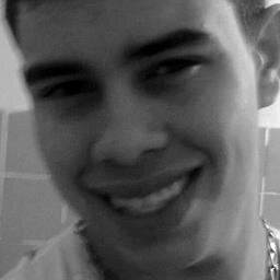 Tenho 18 anos, São Paulino  obsessivo e Trezeano  ,Capricorniano,Solteiro,Sigo todos de volta,agora caso deixe de seguir eu deixo também .hehehe. Morou moral !