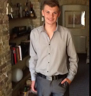 charlie white,a sporty 16 year old,like music,loves my dogs and cars and enjoys life follow me and il follow back:)