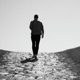 Voz dormida de los verdaderos amantes.
Amante de los abrazos sinceros.
Buscando un mundo con amor verdadero.