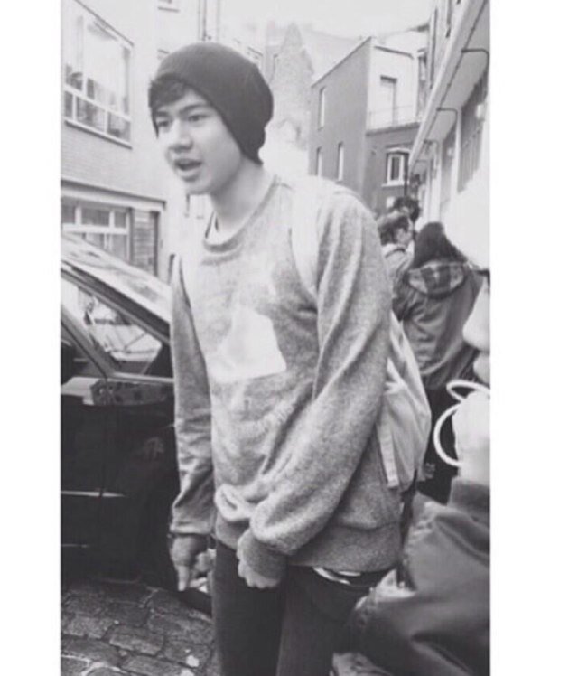 Follow @blamemashton :) pleaseeeeee