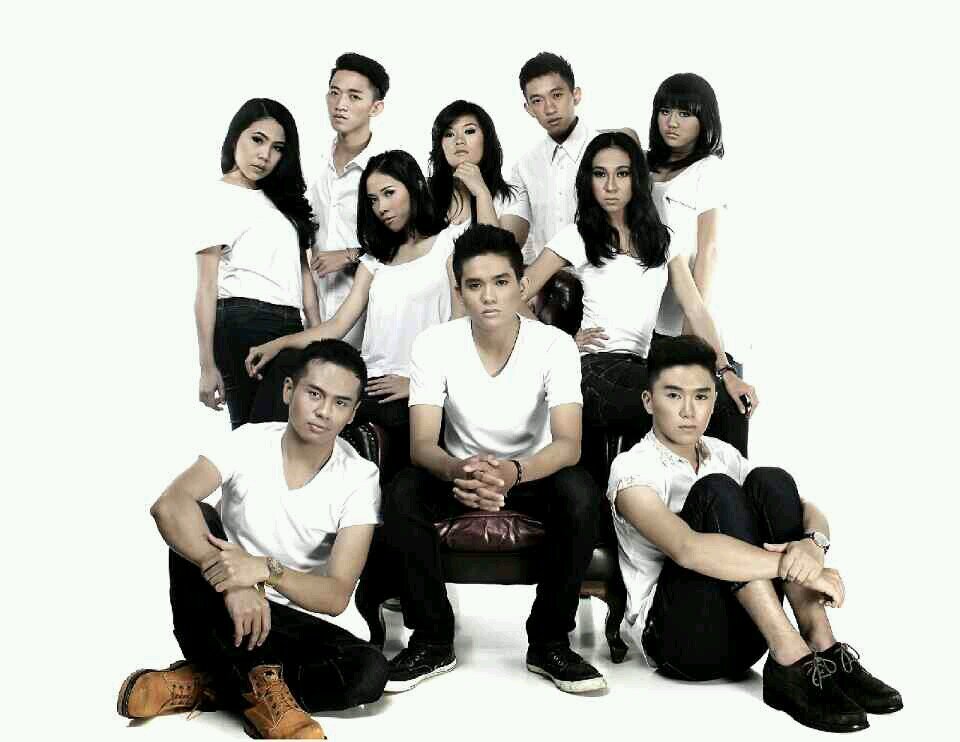 A group of people with different characters and backgrounds, work together to create and give performances through hard work and passion.
