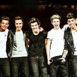 I love 1d Saw them in concert for the first time 24/10/2013  Livin while I'm Young  follow @alexajane1994 aswell for a dm to JB& CodySimpson Just let me know