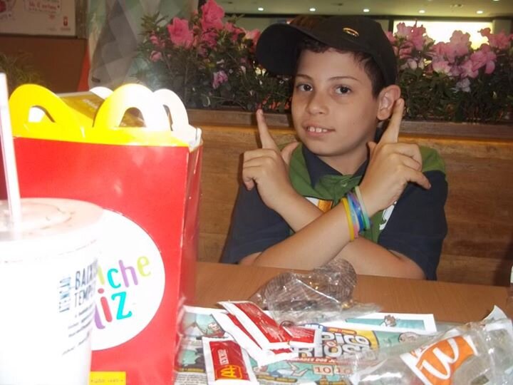 Amo Futebol, não gosto de ir pra escola, amo minha família e tudo mais