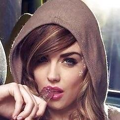 18, London, Cam Girl