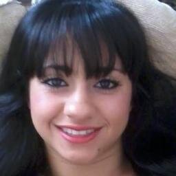 Ela é uma mulher menina que precisa urgentemente ser mais forte
Ela quer alguém que leia seu sorriso antes de olhar seu decote  ♪