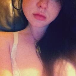 Hey ich bin Aleeyah 💦 Im Bett liegen und nur durch meine Gedanken feucht werden 🤤💦