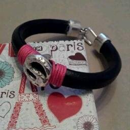 Proyecto creado por Julia Cobos. Diseñado por Cerezadesing para J&C19. Pulseras para ayudar a enfermos de cáncer. Con el total de su recaudación.