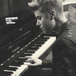 Amo a Justin! él es todo para mi ojala pueda conocerlo Never say never (: