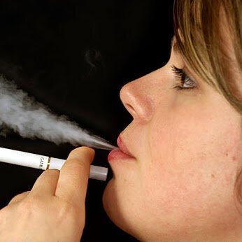 El cigarro electrónico es hasta el momento el mejor sustituto del cigarro. Consta de cartucho o depòsito de nicotina, vaporizador y bateria recargable.
