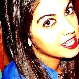 Estudiante, Atrevida, discreta, Sencilla, Cariñosa, Humilde, Luchadora y algo presumida. Vive cada momento como si fuera el último. ;)