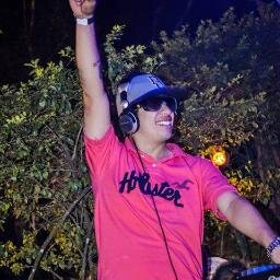 21 anos,  dj profissional e Fotografo do TE VI na BALADA  - Viver sem se preocupar com amanhã - Segue ?