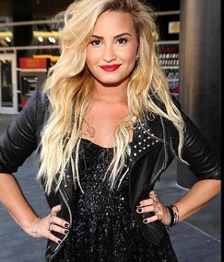 DemiLCC's profile picture. Hey im Demi, im 18 and im a senior. ||single|| ||straight|| loves cuddles and kisses