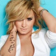 Uma frase? Stay Strong. Uma música? Unbroken. Um Hino? Skyscraper. Uma missão? Permanecer Forte. Um Adjetivo? Lerda. Seguida por @OliverLovato segue? 29/04/12