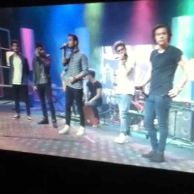Hey lets all wear sunglasses and not tell liam .