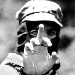 Top, tüfek, ateş, ölüm vız gelir bize -Gömüyoruz şehitleri kalplerimize -
İstemez vaadetmeyin cenneti bize - Dünya cennet olacak ellerimizle, alın terimizle...