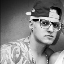 TWITTER OFICIAL ! http://t.co/NYhPEp0F http://t.co/CTcGgbIP http://t.co/mKHTAnPV O RESTO É FDP ! rs