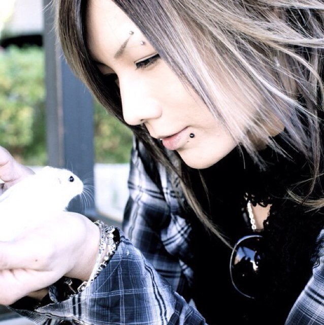 SCREW 和己ボットです。m(__)m โอ๊ส! ลีดเดอร์คาซึกิครับ ฝากเนื้อฝากตัวด้วยนะสาวๆ เทคแคร์ดี บริการประทับใจนะครับ ฮ่า :3