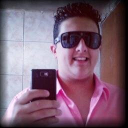Com a cabeça erguida e mantendo a fé em Deus.