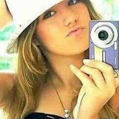 Amo andar de skate amo maquiagem e sou uma menina perfeita:) E sou solteira