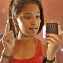 Eu erro,perco a paciência e me estresso facilmente,choro por besteira e dou risada do nada,eu não sou perfeita,mas também não prometi ser.. =)