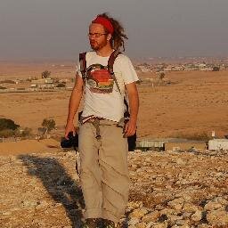 Journaliste de métier, indigné dans le privé. N'a toujours pas réussi à réfléchir avant de râler.