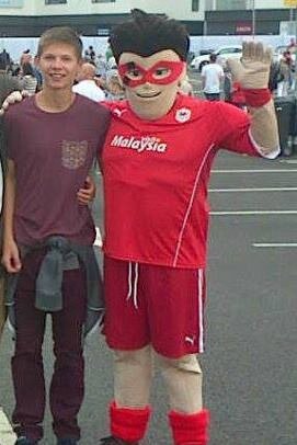 15 years old, supports Cardiff city fc. From Caerphilly birthday on 26th of january follow me ill follow back!