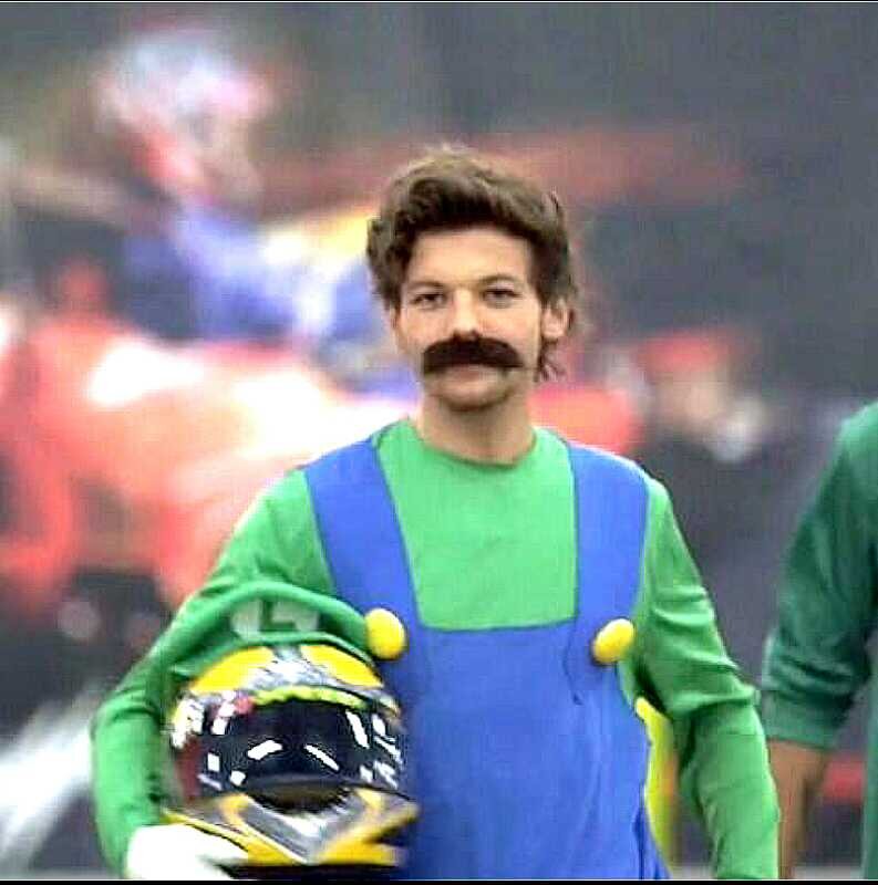 louis is hot. 50% sas 50% ass describes louis perfectly. 0/5 join the party.