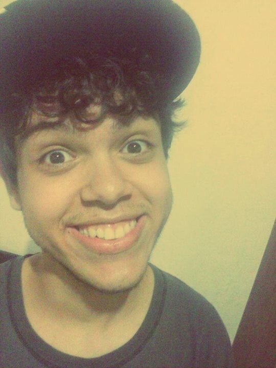Tinha que escrever alguma coisa aqui... mas to sem ideia.
